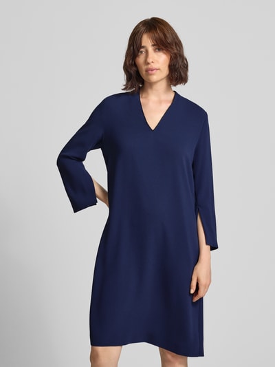 Vrouwenmodel draagt Relaxed Fit jurk met v-hals van windsor., donkerblauw, Knielengte, 3/4-mouw, Ruglengte maat 36: 100 cm, Borstwijdte maat 36: 49 cm, Mouwlengte maat 36: 52 cm, Ganzichaanszicht van voren