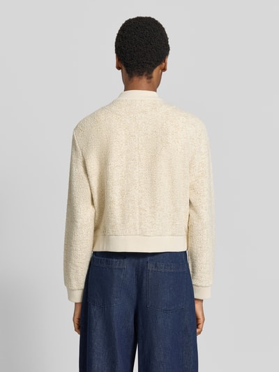 Frauenmodel trägt Regular Fit Sweatjacke mit Baseball-Kragen Modell 'BERNICE L' von Brax in Creme, strukturierte Oberfläche, Jeans, Ganzkörperansicht Rückansicht, Damen Sweatjacke von Brax.