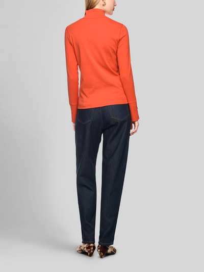 Frauenmodel trägt Longsleeve mit Stehkragen und Zierknöpfen von Marc Cain, Baumwoll-Elasthan-Mix, Slim Fit, Rückansicht Ganzkörperansicht.