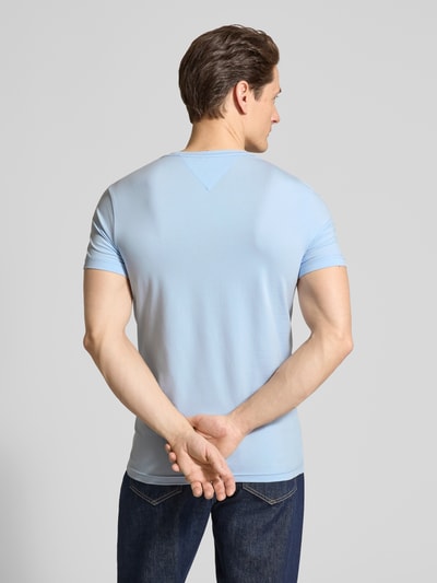 Männermodel trägt Slim Fit T-Shirt aus Baumwoll-Mix von Tommy Hilfiger, lichtblauw, unikleurig, korte mouw, logo detail, stretch, rundhals, Ganzkörperansicht Rückansicht.