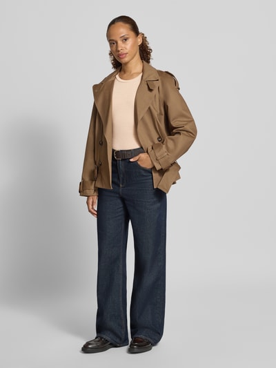 Kobiece modelka ma na sobie Slim Fit Langarmshirt aus Woll-Seiden-Mix Modell 'PATTO' von Weekend Max Mara, jasne kolory, faktura gładka, Ganzkörperansicht von vorne