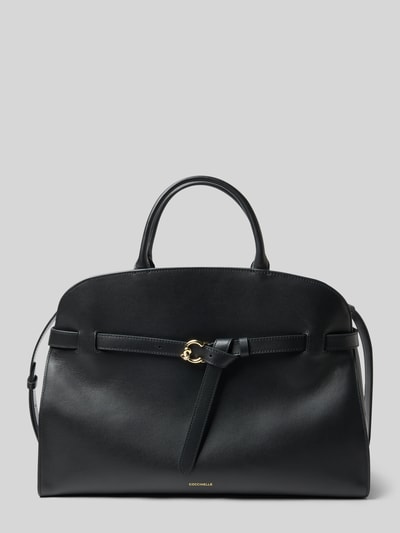 Produktfoto, czarna torba shopper z uchwytem, detal z logo, główna przegroda z zapięciem na magnes, przegródka wewnętrzna na zamek błyskawiczny, model 'SABINE' od Coccinelle, szerokość 40 cm, długość 32 cm, głębokość 16 cm, długość paska na ramię 37 cm