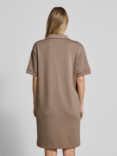 Modelka kobieca nosi Regular Fit Polokleid mit Modal-Anteil od Marc O'Polo, efekt: jednolity kolor, sukienka mini, krótki rękaw, dekolt w serek, boczne rozcięcia, mieszanka materiałów z dodatkiem modalu, wykończenie materiału: stretch, widok całej sylwetki z tyłu