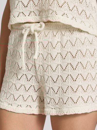 Gina Tricot Szorty z elastycznym pasem model ‘Isadora’ Złamany biały 3