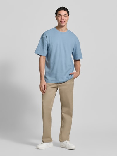 Męski model nosi T-shirt z okrągłym dekoltem Model 'KAISER' od Blend, relaxed fit, czysta bawełna, długość tyłu 73 cm, widok z przodu całej sylwetki.
