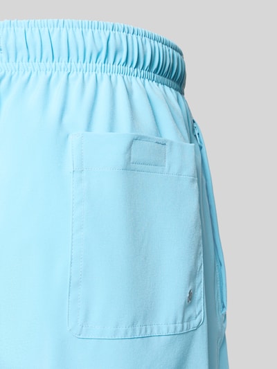 Produktfoto, Badehose mit elastischem Bund und Tunnelzug von MCNEAL, hellblauer Material-Mix mit Stretch-Anteil, Regular-Fit, strukturierte Oberfläche.