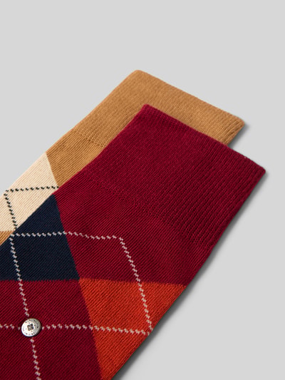 Produktfoto, Socken mit Label-Applikation 2er-Pack von Burlington aus elastischem Baumwoll-Mix, braun und rot, Label-Print, glatte Textur.