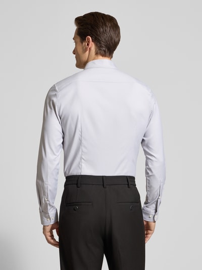 Männermodel trägt Slim Fit Business-Hemd mit Kentkragen von Jake*s, weiß, glatte Textur, Material-Mix mit Stretch-Anteil, Ganzkörperansicht Rückansicht.