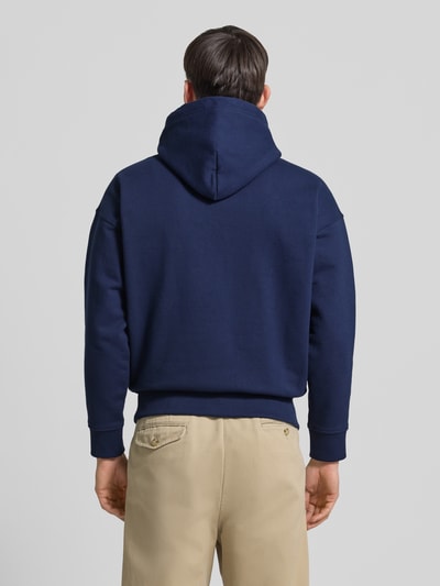 Männermodel trägt Relaxed Fit Hoodie mit Label-Stitching und Känguru-Tasche van Polo Ralph Lauren in donkerblauw, katoenmix, Ganzkörperansicht Rückansicht.