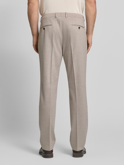 Männermodel trägt Slim Fit Anzughose mit Bügelfalten Modell 'Brad' von JOOP! Collection, Viskose-Mix, Beige, Ganzkörperansicht Rückansicht.