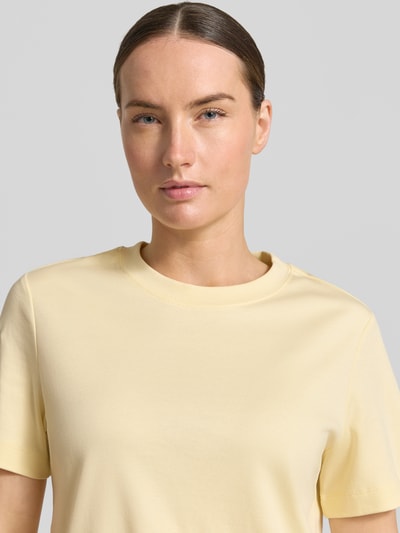 Frauenmodel trägt Relaxed Fit T-Shirt aus reiner Baumwolle von s.Oliver RED LABEL, Optik: Unifarben, Label-Applikation, Rundhals, Kurzarm, Materialverarbeitung: Jersey, Nahaufnahme Oberkörper.