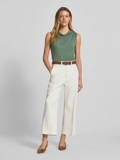 Frauenmodel trägt Top mit Wasserfall-Ausschnitt von Jake*s Collection in Grün, fein strukturiert, Baumwoll-Modal-Mix, Ganzkörperansicht von vorne.