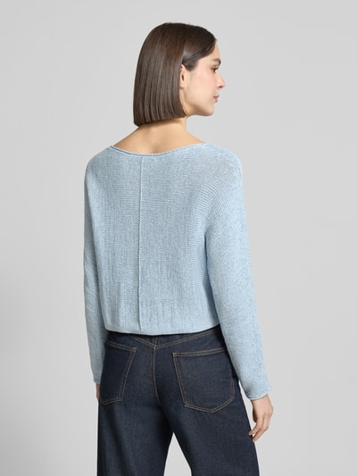 Frauenmodel trägt Strickpullover mit U-Boot-Ausschnitt von Oui im hellblauen Baumwoll-Mix, strukturierte Oberfläche, Ganzkörperansicht Rückansicht.