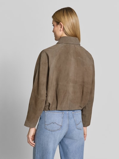 Männermodel trägt Regular Fit Lederjacke aus echtem Ziegenvelours Modell 'Petra' von My Essential Wardrobe, braun, strukturierte Oberfläche, damska kurtka skórzana, krój regular fit, kołnierz, zamek błyskawiczny, Ganzkörperansicht Rückansicht.