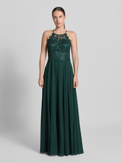 Frauenmodel trägt Abendkleid mit floralem Spitzenbesatz von Vera Mont in Dunkelgrün, ärmellos, mit Rundhalsausschnitt, Chiffon, Ganzkörperansicht von vorne.