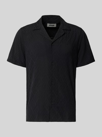 Produktfoto, schwarzes Herren Freizeithemd von DRYKORN, Modell 'Bijan' aus Viskose-Baumwoll-Mix, Regular-Fit, Allover-Look, Reverskragen, Knopfleiste, sichtbare Struktur. Kontext: Rückenlänge bei Größe M 78 cm, Schulterbreite 45 cm, Ärmellänge 24 cm.