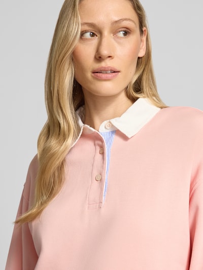 Frauenmodel trägt Longsleeve mit Polokragen und kurzer Knopfleiste von Gant in Rosa, Baumwoll-Mix, Nahaufnahme Oberkörper