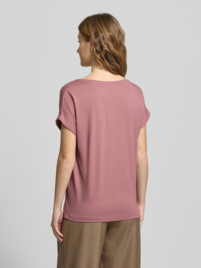 Frauenmodel trägt Regular Fit T-Shirt aus Viskose-Mix Modell 'MOSTER' von Only in altrosa, Jersey, kurzarm, unifarben, Ganzkörperansicht Rückansicht.