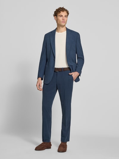 Männermodel trägt Straight Fit Hose in Cord-Optik von Christian Berg Men in Blau mit Gesäßtaschen, Bügelfalten, Ganzkörperansicht von vorne, Kontext: Herren Hose, Knopf- und Reißverschluss, Bundweite 44 cm, Innenbeinlänge 80 cm.