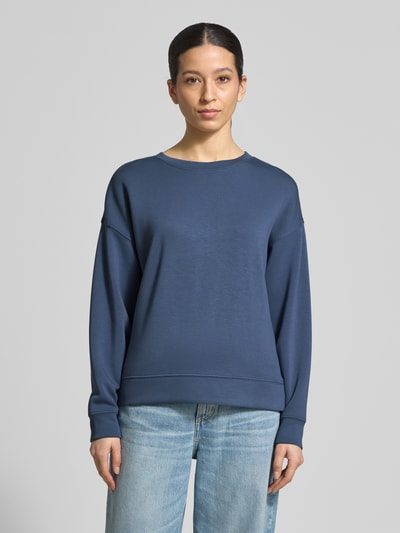 Kobiece model prezentuje bluzę z mieszanki wiskozy z dodatkiem streczu, luźny krój, okrągły dekolt, model 'Ima Q' od MSCH Copenhagen, widok z przodu, całe ciało.