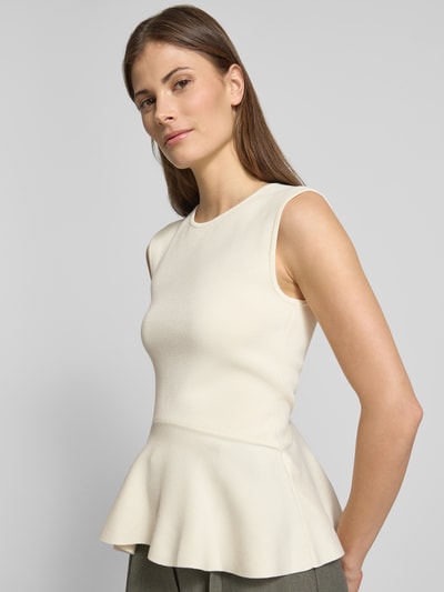 Frauenmodel trägt Regular Fit Top aus Viskose-Mix Modell 'FILLO' von BOSS in Unifarben mit Schößchen-Saum, Feinstrick, Ganzkörperansicht von vorne.