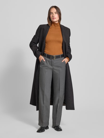 Frauenmodel trägt Straight Fit Stoffhose mit Viskose-Anteil Modell 'Maine' von BRAX, Elastischer-Material-Mix, graue Farbe, Bügelfalten, Haken- und Reißverschluss, Bundweite 40 cm, Innenbeinlänge 81 cm, Ganzkörperansicht von vorne.