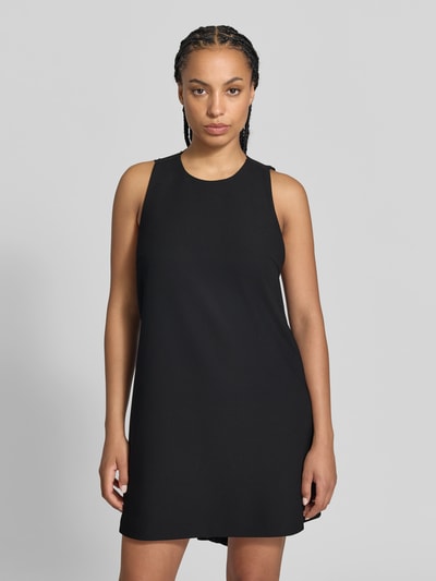 Frauenmodel trägt Relaxed Fit Kleid in Knielänge von ROTATE in Schwarz, ärmellos, Rundhalsausschnitt, glatte Textur, Ganzkörperansicht von vorne. Elastischer Material-Mix, Gesamtlänge 95 cm, Brustweite 40 cm bei Größe 36.