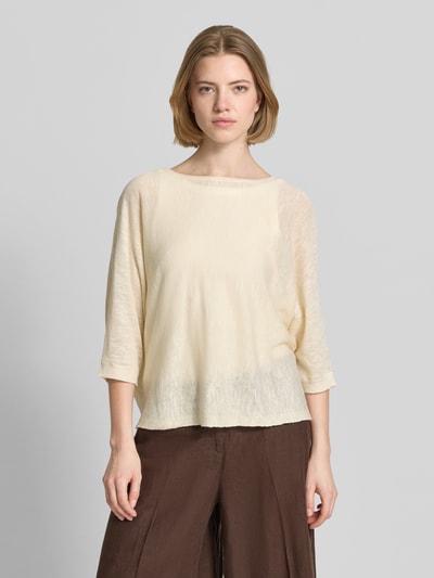 Frauenmodel trägt Relaxed Fit Oberteil aus Leinen-Mix mit Viskose-Anteil von comma in Creme, Strick-Optik, Rundhalsausschnitt, 3/4-Arm, Ganzkörperansicht von vorne.
