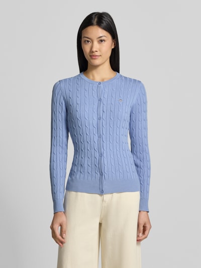 Modelka kobieca nosi niebieski kardigan rozpinany Regular Fit Strickjacke aus Baumwoll-Mix od GANT, widok na całą sylwetkę z przodu, kardigan rozpinany damski.