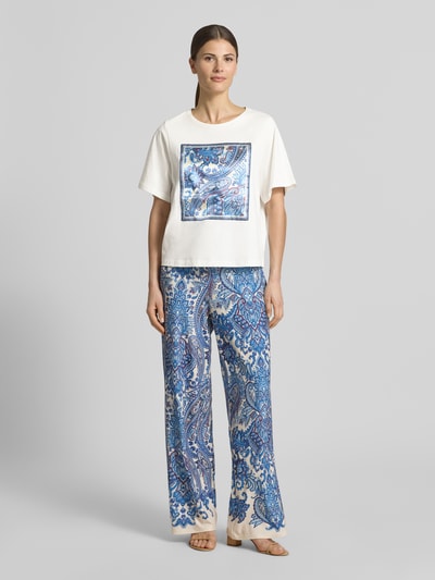 Modelka nosi damski t-shirt z motywem, okrągły dekolt, pudełkowy krój, czysta bawełna, długość tyłu 55 cm, Oui, widok z przodu całościowy.