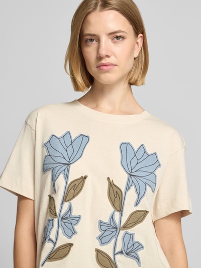 Kobiece modelka nosi Damski t-shirt z Hafty i okrągły dekolt od Jake*s Casual, bawełna, krój regular fit, Długość tyłu w rozmiarze S: 52 cm, z przodu haftowane kwiaty, kolory beżowy, niebieski i brązowy. Nahaufnahme Oberkörper.