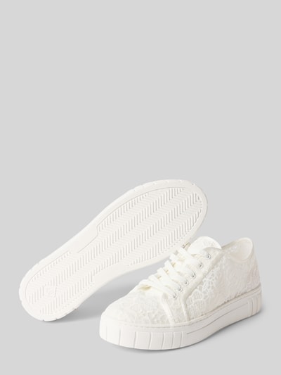 Produktfoto, Sneaker mit Spitze und leicht profilierter Sohle von Marco Tozzi aus Textil mit Schnürverschluss, Absatzhöhe 3 cm, Schafthöhe 6 cm, Schaftweite 9 cm, helle Textil-Oberfläche, weiße Farben, sichtbare Struktur und feines Spitzemuster.