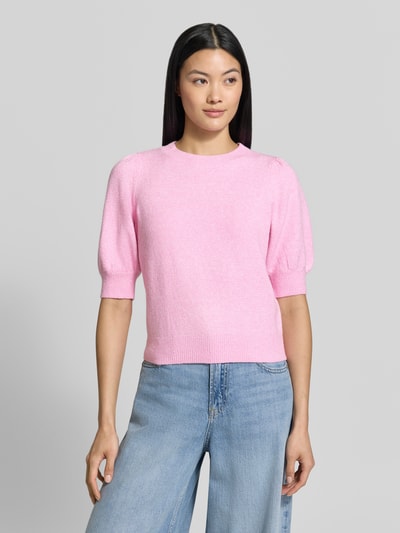 Frauenmodel trägt Regular Fit Pullover mit Puffärmeln von VERO MODA in zartem Rosa zu Jeans, glatte Oberfläche, Ganzkörperansicht von vorne.
