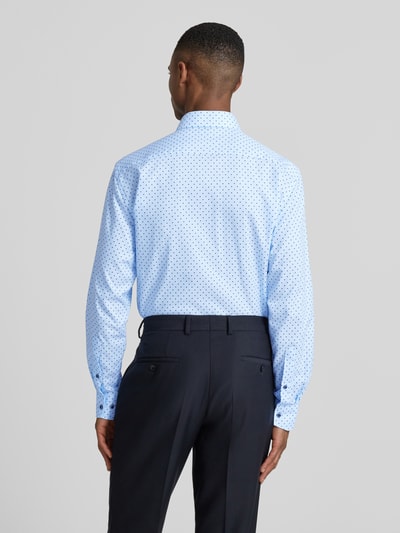 Männermodel trägt Regular Fit Businesshemd aus reiner Baumwolle mit Kentkragen von OLYMP, hellblau mit Muster, Ganzkörperansicht Rückansicht.