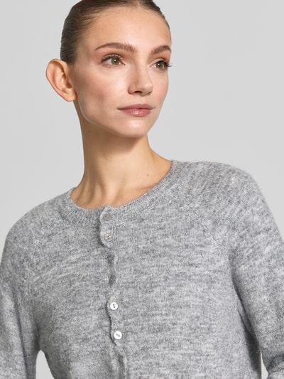 Vrouwenmodel draagt Regular fit gebreid jack uit wolmix Model 'SAGE' van ICHI, grijs, ribboorden, met lange mouwen, knoopsluiting, mix van wol en alpaca, Nahaufnahme bovenlichaam.