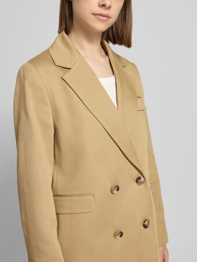 Kobiece model prezentuje Regular Fit Blazer mit Doppelknopf-Reihe Modell 'Marlow' von Mustang, bawełna, krój regular fit, kołnierz z połami, kieszenie z patką, długość tyłu w rozmiarze S 70 cm, szerokość w rozmiarze S 39 cm, długość rękawów w rozmiarze S 63 cm, odcień beżowy, gładka tekstura, zbliżenie na górną część ciała