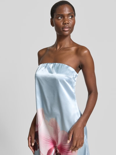 Frauenmodel trägt Cocktailkleid in Bandeau-Form Modell 'ORCHIDA' von YAS aus Satin mit A-Linie und Maxikleid, Nahaufnahme Oberkörper.