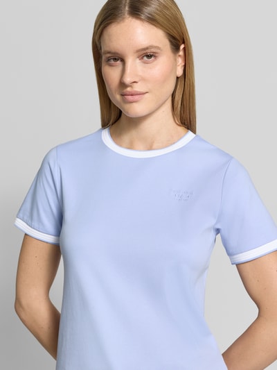 Frauenmodel trägt Damen T-Shirt mit Rundhalsausschnitt, Kontraststreifen und Label-Detail, Modell 'Molina' von MOS MOSH aus Reine Baumwolle, Gerader-Schnitt; Nahaufnahme Oberkörper.