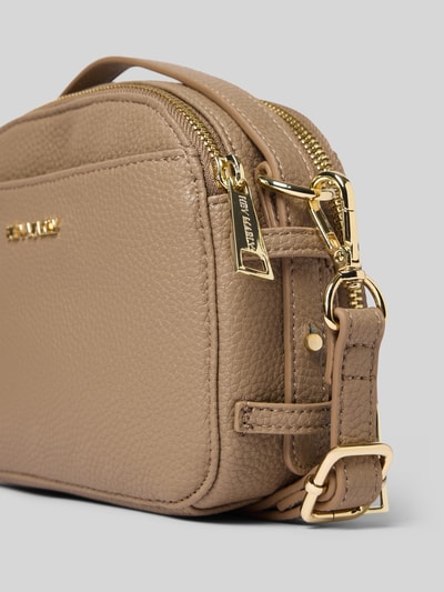 Productfoto, Handtasche aus Rindleder-Mix Modell 'Mate' van Hey Marly, mix van rundleer in beige, logodetail, hoofdvak met ritssluiting, afneembare schouderband, 21 cm breedte, 15 cm lengte, 8 cm diepte, bandlengte 90 cm, gestructureerd oppervlak