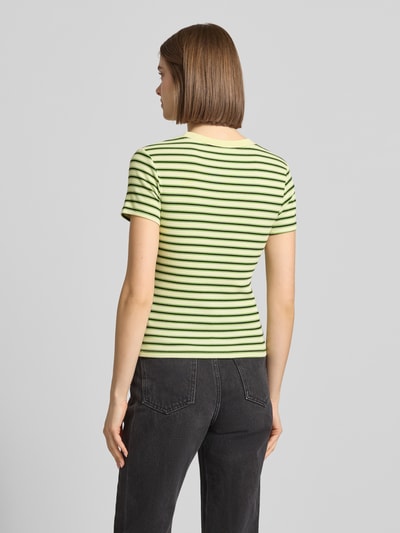 Frauenmodel trägt Slim Fit T-Shirt mit Rundhalsausschnitt Modell 'Sally' von Topshop, grün mit schwarzen Streifen, Strukturmuster, aus elastischem Baumwoll-Mix, Rückenlänge bei Größe S: 52 cm, Ganzkörperansicht Rückansicht.