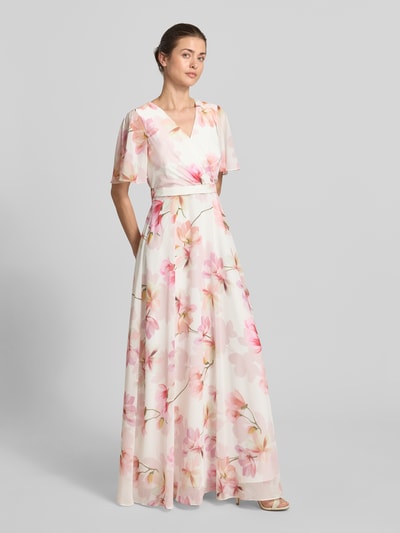 Modelka kobieca ma na sobie Maxikleid im Allover-Look mit Taillenband od Christian Berg Cocktail, szyfon, krój taliowany, nadruk allover, dekolt w serek, pasek w talii, długość pleców w rozmiarze 36: 150 cm, szerokość w rozmiarze 36: 43 cm, długość rękawa w rozmiarze 36: 25 cm, delikatne różowo-białe kwiatowe kolory, pełny widok z przodu.