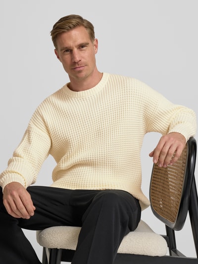 Männermodel trägt Strickpullover mit Strukturmuster Modell 'Neelio' von Drykorn in Creme, Baumwoll-Mix, Regular-Fit, Rundhalsausschnitt, Nahaufnahme Oberkörper.