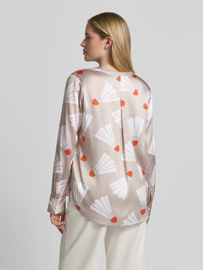 Vrouwenmodel draagt Bluse mit Tunika-Kragen und abgerundetem Saum van HERZENS in beige met wit-oranje print, rechte fit, achterkant zichtbaar, ruglengte maat 36: 68 cm, mouwlengte maat 36: 64 cm, geheel lichaamsaanzicht achterkant.