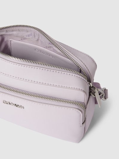 CK Calvin Klein Torba na ramię z aplikacją z logo model ‘CAMERA BAG’ Jasnofioletowy 5