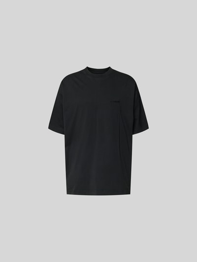 Produktfoto, Oversized T-Shirt aus Baumwolle von VETEMENTS in Schwarz mit Label-Stitching, Herren T-Shirt mit Rundhalsausschnitt, reine Baumwolle, Rückenlänge bei Größe M: 80 cm, Oversized-Schnitt, glatte Struktur