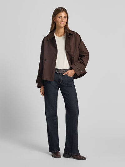 Frauenmodel trägt Loose Fit Trenchcoat aus Lyocell-Mix Modell 'Haweni' von OPUS in Dunkelbraun, kombiniert mit Jeans, Damen Trenchcoat von OPUS, Ganzkörperansicht von vorne.
