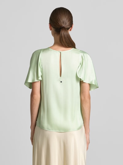 Frauenmodel trägt Regular Fit Satinbluse mit Cut-Outs Modell 'C_ILIZIA' von BOSS Orange in Mintgrün, Satinstruktur, Ganzkörperansicht Rückansicht, Damen Satinbluse aus reiner Viskose