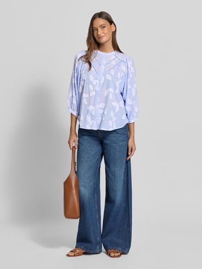 Frauenmodel trägt Regular Fit Bluse mit 3/4-Arm Modell 'FAVIOLA FANCY' von 0039 Italy, reine Baumwolle, Rundhalsausschnitt, Ganzkörperansicht von vorne.