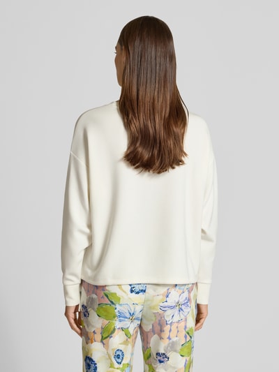 Vrouwenmodel draagt Sweatshirt mit Tunnelzug van Christian Berg Woman, offwhite kleur, materiaalmix met modal, recht model, ronde hals, tunnelkoord, dames sweatshirt, rugaanzicht, ganzkörperansicht rugansicht.