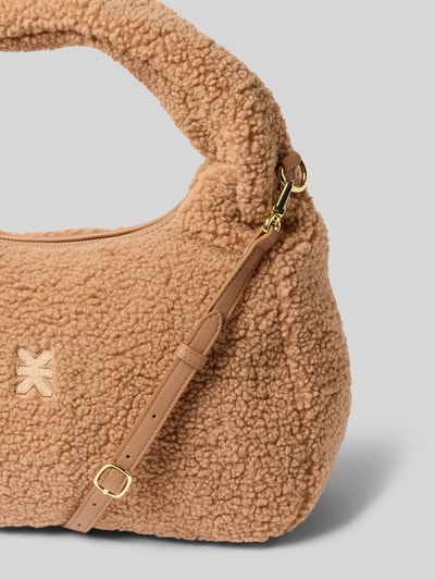 Produktfoto, Handtasche aus Teddyfell mit Label-Stitching von Karo Kauer in Beige mit Reißverschluss, Tragehenkel und Schulterriemen, strukturierte Oberfläche